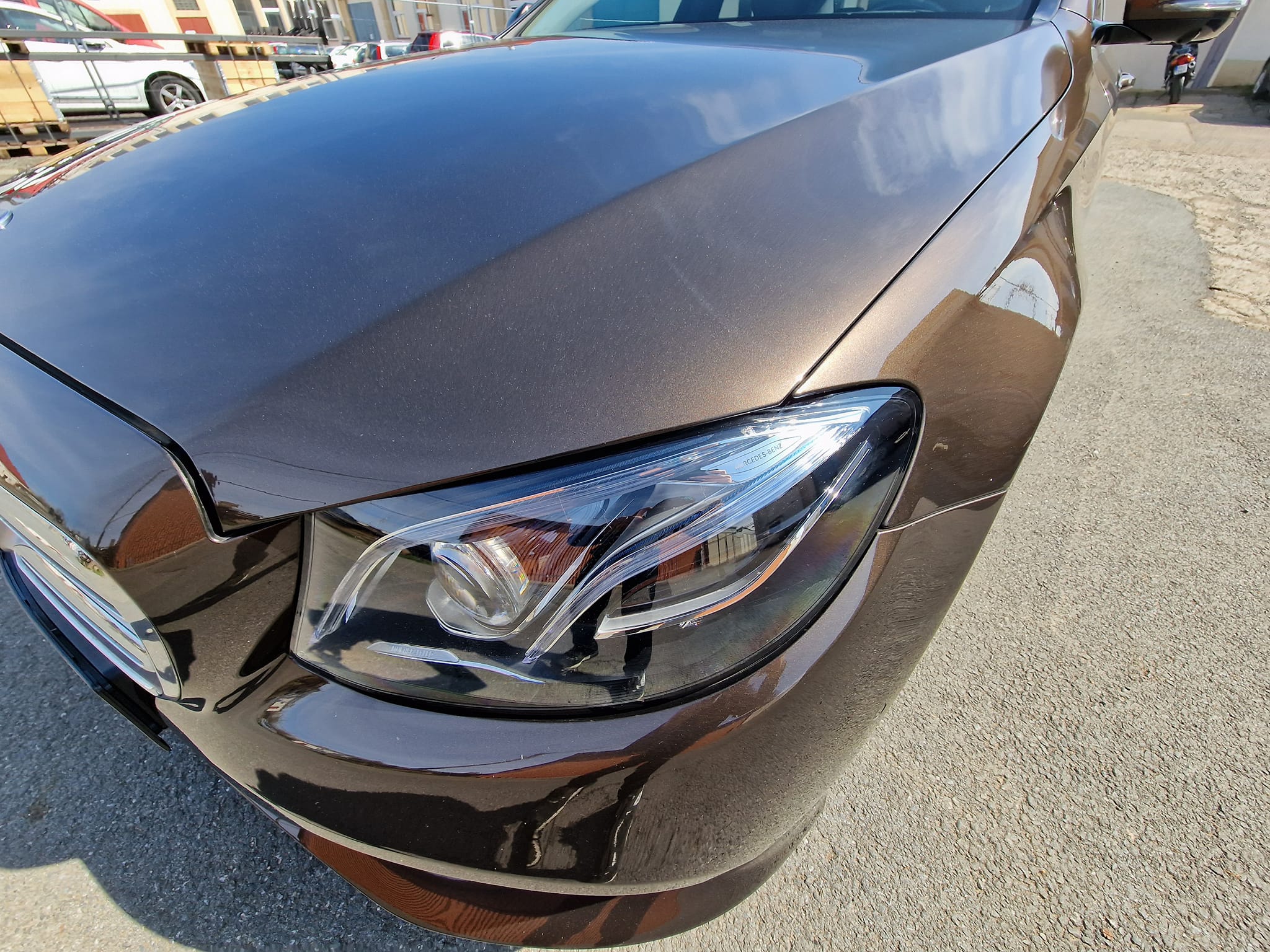 Přední reflektor po detailingu